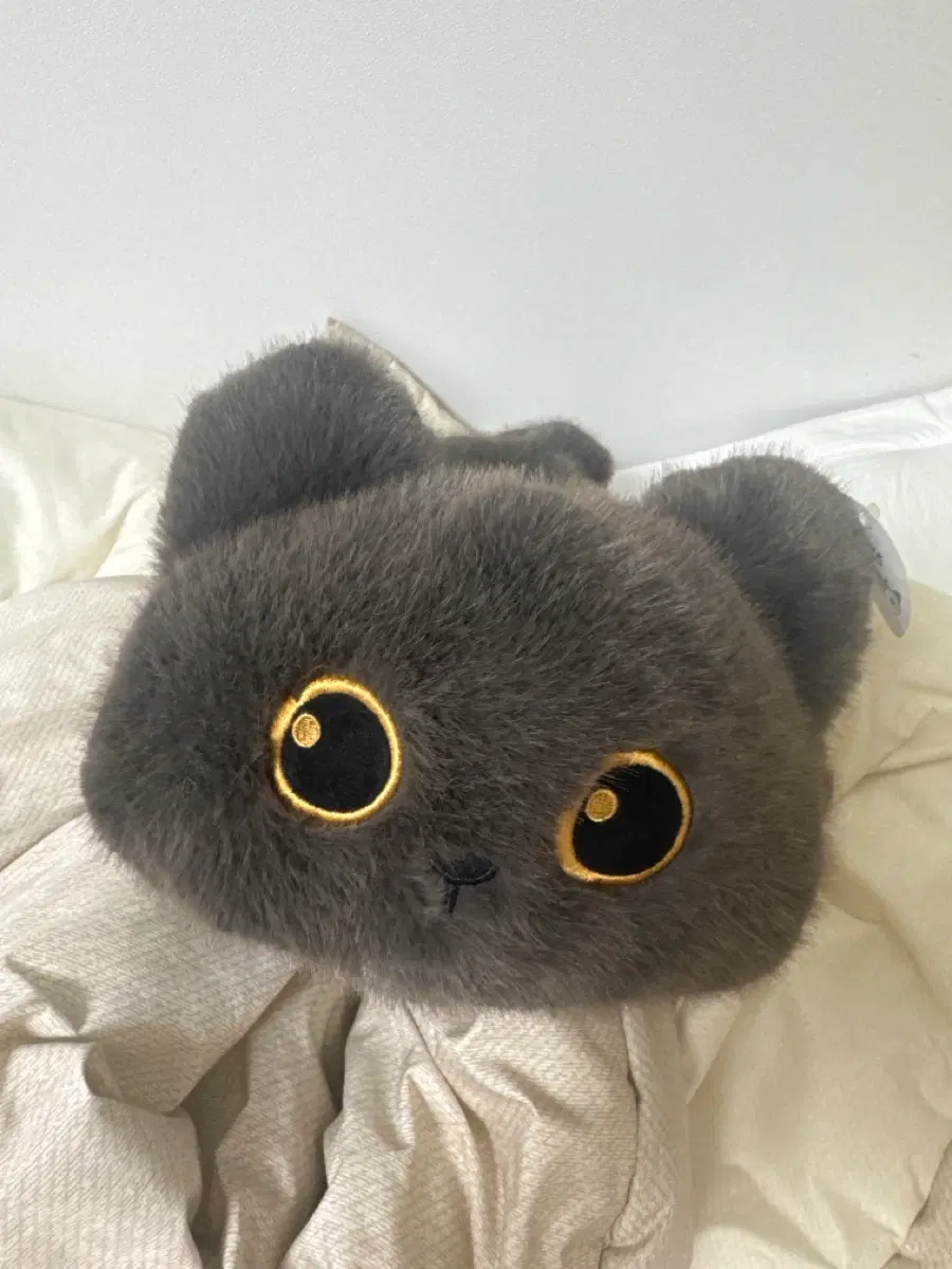 엎드려있는 러시안블루 인형