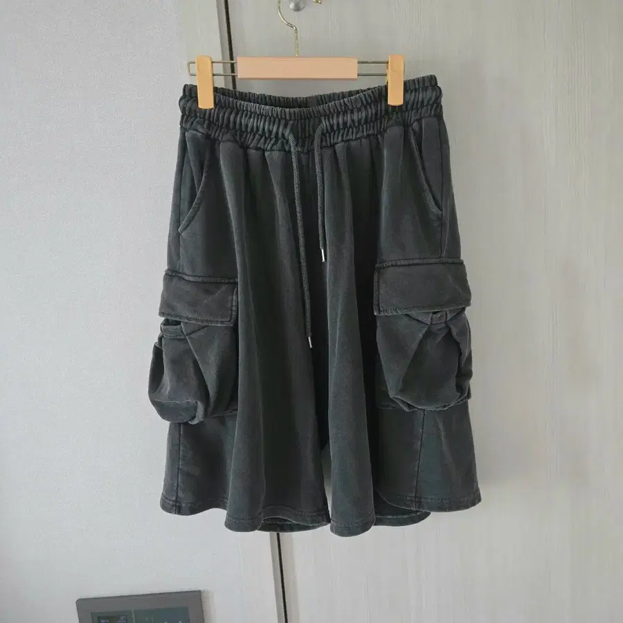 남여공용 피그먼트워싱 가먼트다잉 카고반바지 차콜 고무줄바지