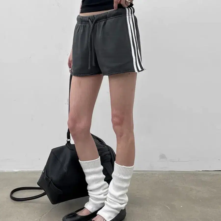 블랙업 차콜 반바지