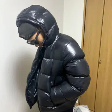 광택감 블랙 다운 자켓 후드 부착
