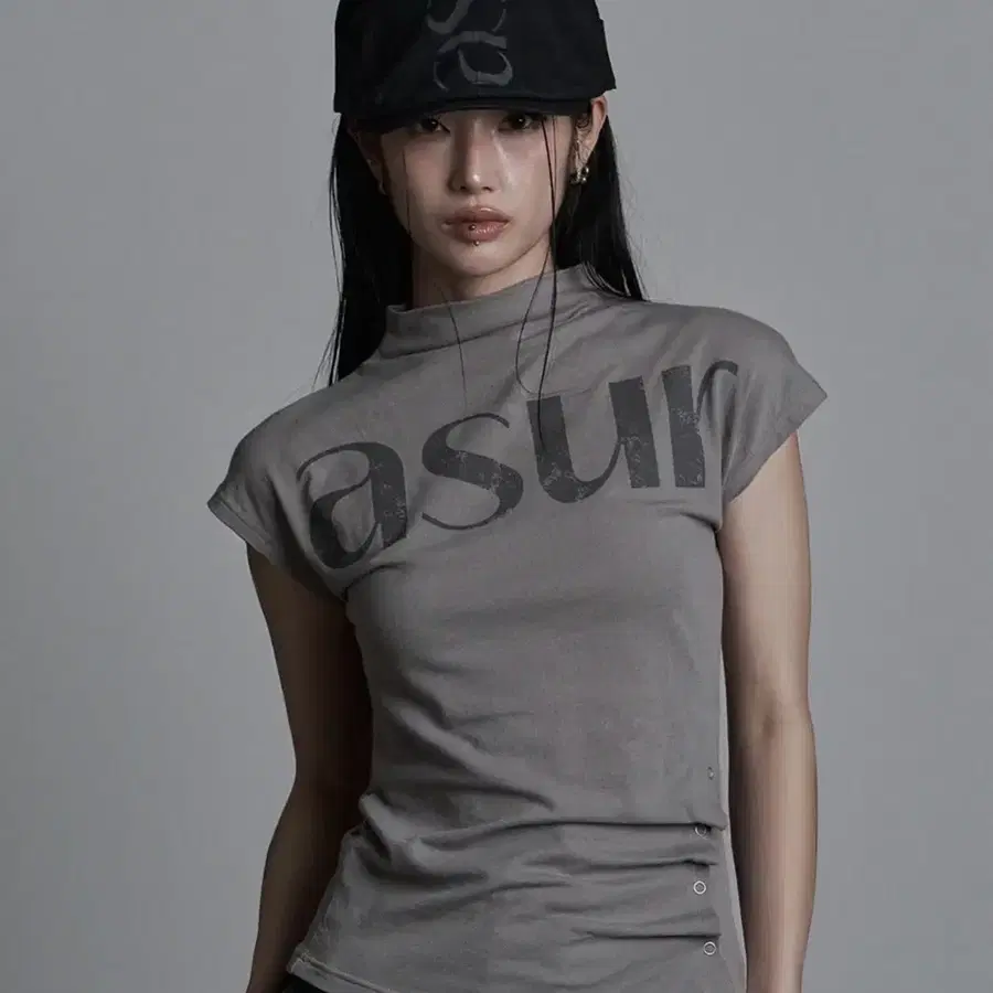 바로배송) 애즈유아 사이드 스냅 하프넥 티셔츠 그레이