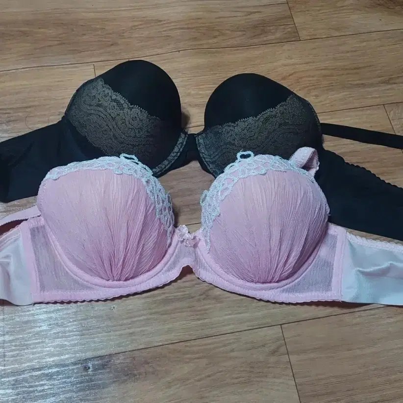 깔끔한 핑크색과 시크한 블랙색상의 브라 세트예요비비안 입니다~ 미사용입