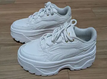 PUMA 통굽 스니커즈 화이트