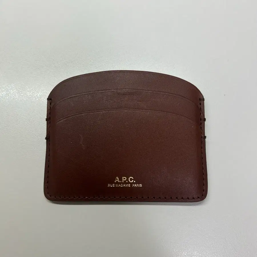 A.P.C. 카드 지갑 하프문 브라운