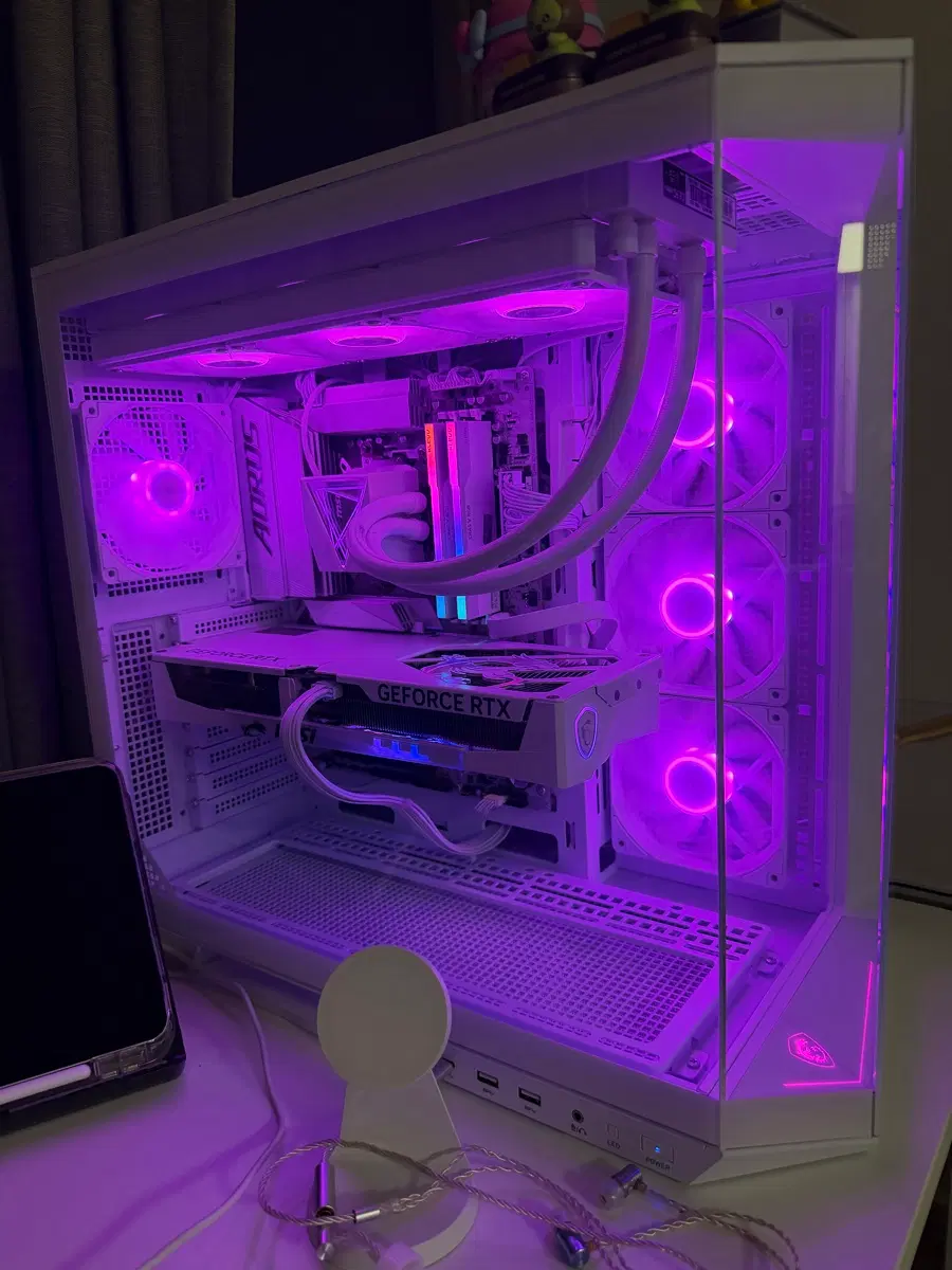 화이트 커스텀 PC 본체 RTX 5070ti