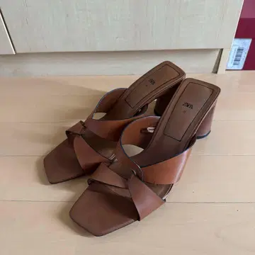 ZARA 가죽 크로스 스트랩 샌들