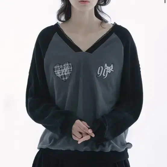 허그유어스킨 패치 브이넥 레글런 티 (차콜)