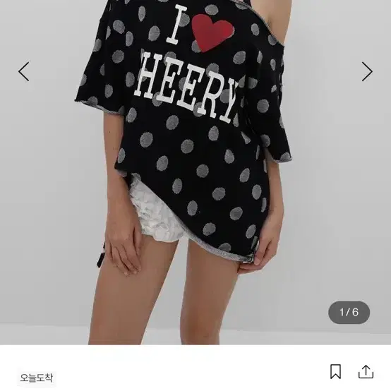 블랙업 도트 오프숄더 반팔