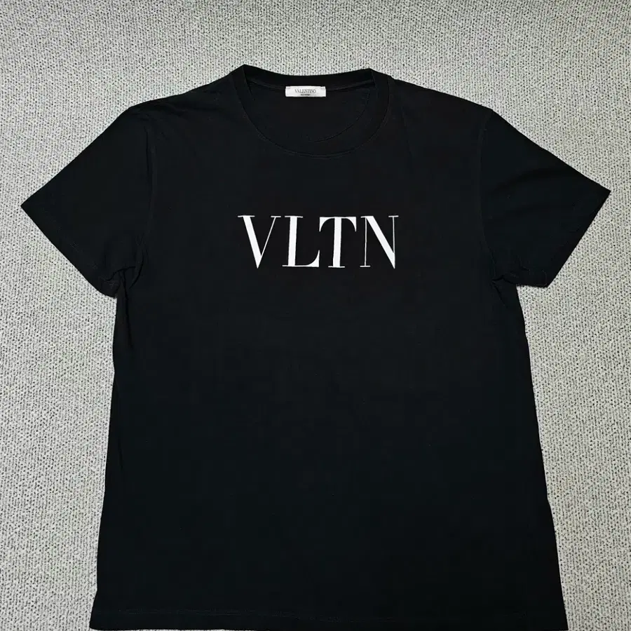 [M 사이즈] 발렌티노 VLTN 로고 블랙 반팔티