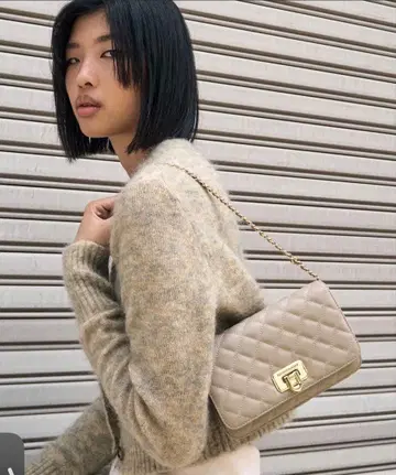 찰스앤키스 Cressida 크레시다 퀼트 푸시락 클러치