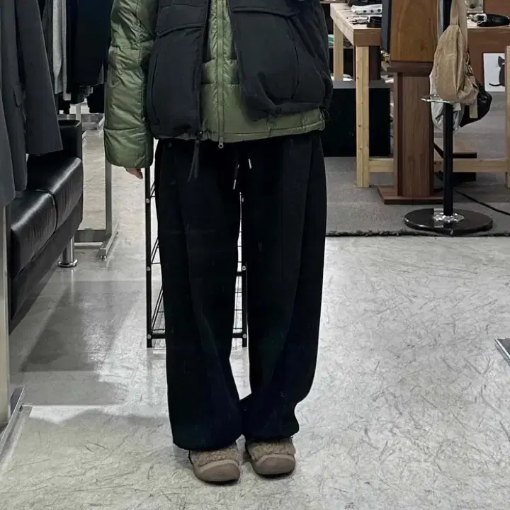 모디무드 기모 코듀로이 사이드 핀턱 트레이닝 팬츠 블랙