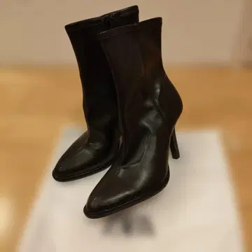 새상품 미사용 ZARA 포인티드 숏부츠 35 22.5