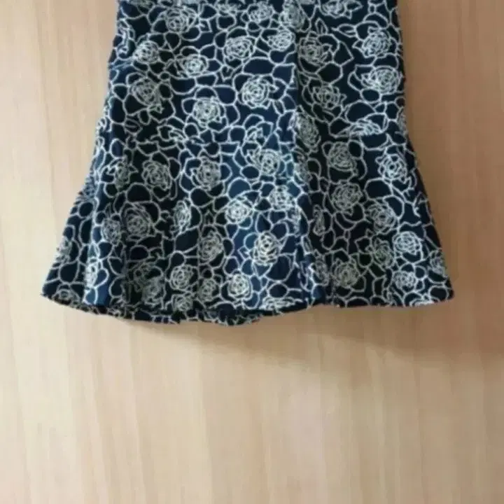 (새상품)로즈 패턴 플레어 스커트