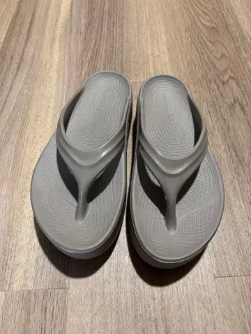 Oofos 베이지 비치 샌들