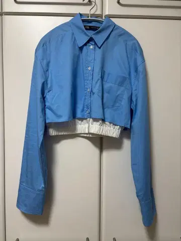 ZARA 크롭 기장 긴팔 셔츠 스카이블루 절개 디자인