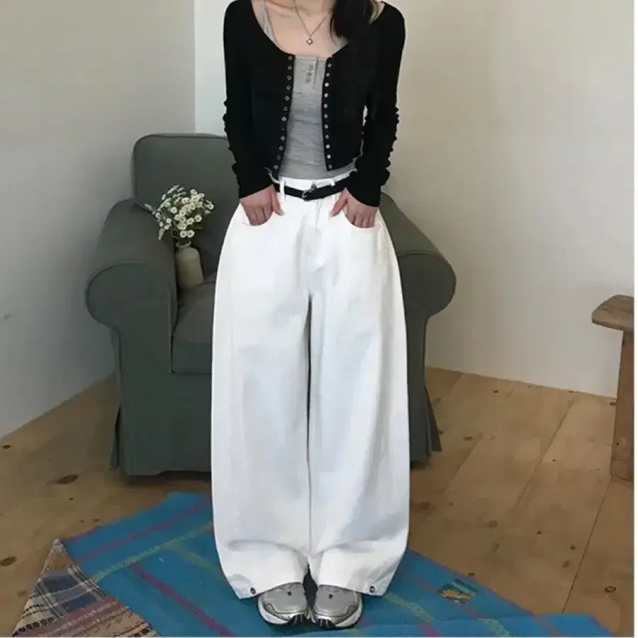 화이트 핀턱 단추 롱 와이드 팬츠(S)