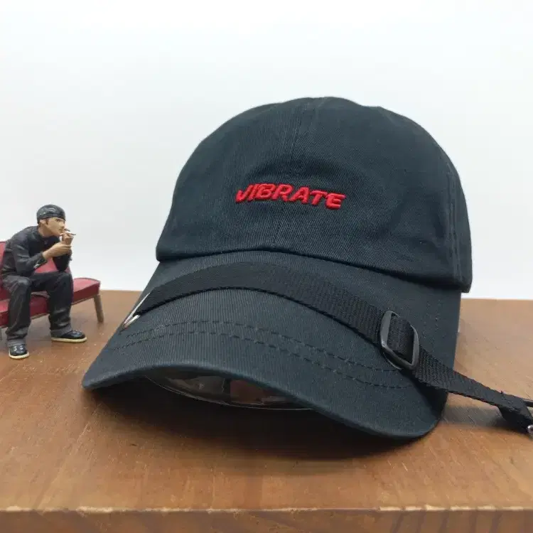바이브레이트 VIBRATE 시그니처 스트릿 힙합 볼캡 블랙 레드