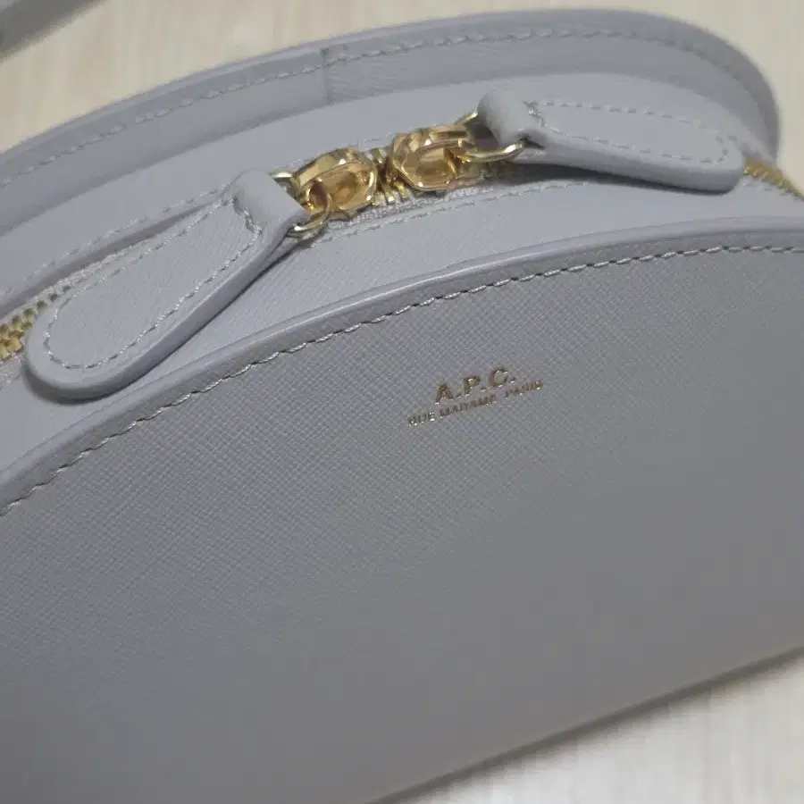 A.P.C. 아페쎄 사피아노 데미룬 숄더백