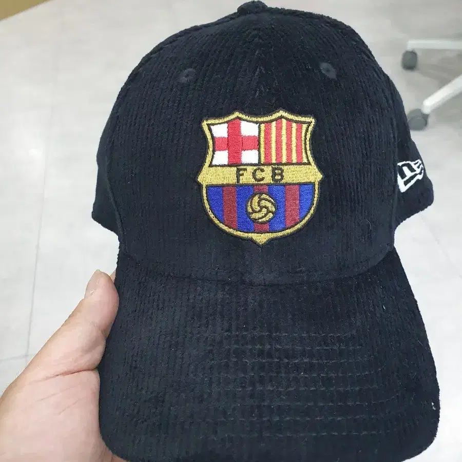 뉴에라 FC바르셀로나 골덴 볼캡 L-XL 사이즈 팝니다.
