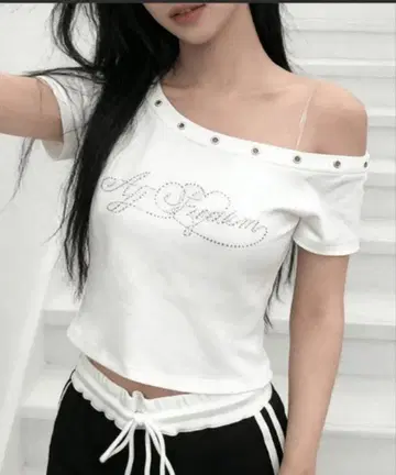 lilful 오프숄더 반팔 티셔츠 화이트 큐빅