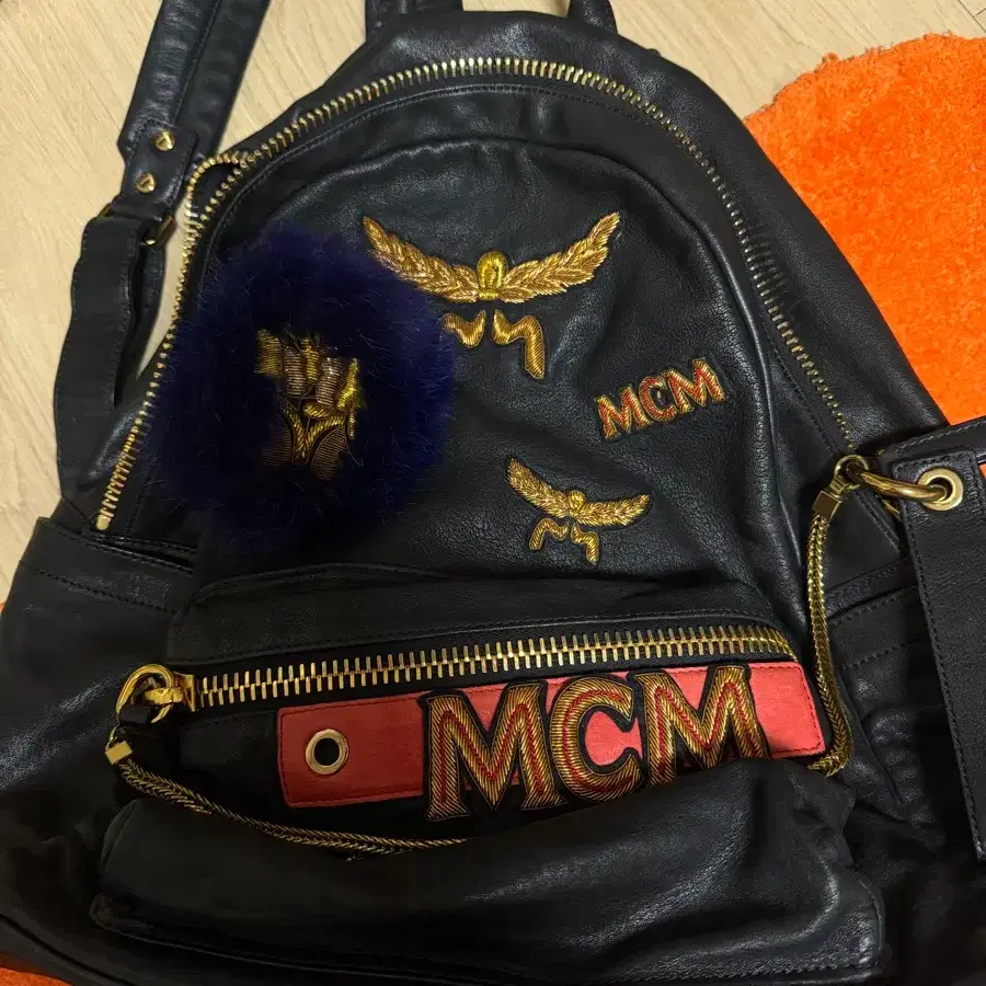 MCM 백팩 블랙 금장 로고