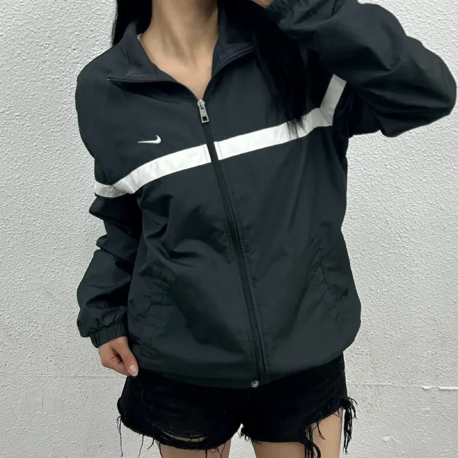 나이키 화이트배색 블랙 바람막이 S