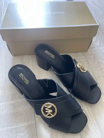 MICHAEL KORS 샌들 블랙 골드 로고