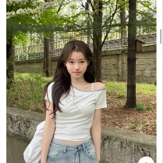영앤리치 아이보리 배색 오프숄더