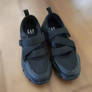 [ GAP ] 갭 크로스 벨트 통굽 스니커즈 샌들 블랙 L