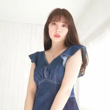 Herlipto 러플 숄더 데님 미디 드레스