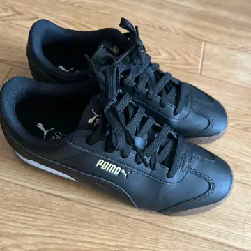 PUMA 블랙 골드 스니커즈 23.5cm