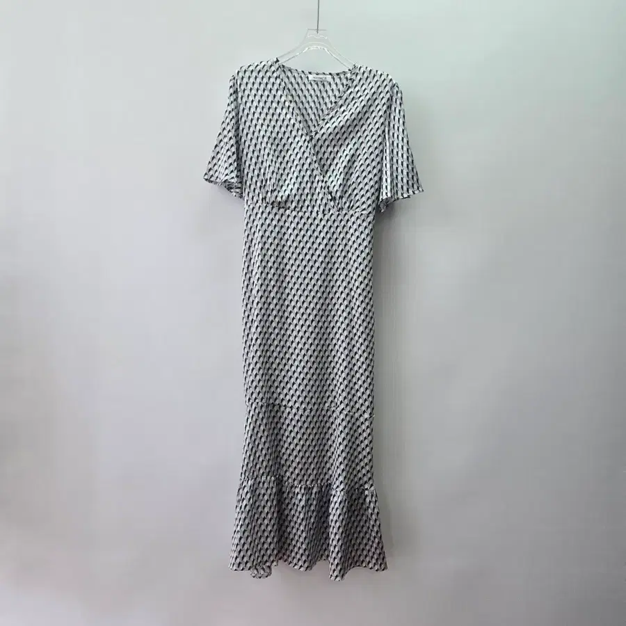 1663 핫핑 패턴 폴리에스터 브이넥 랩 원피스 66