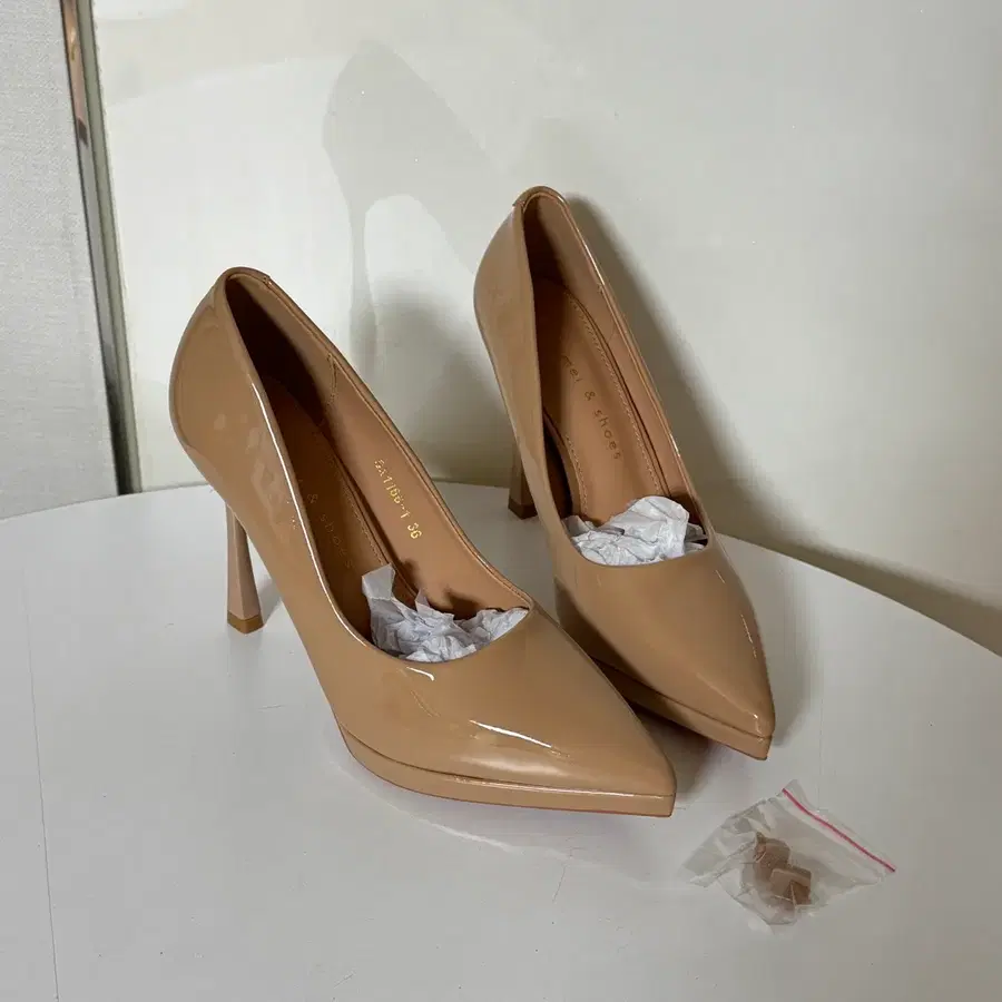 @새상품 230사이즈 11cm 베이지 에나멜 펌프스 하이힐 구두