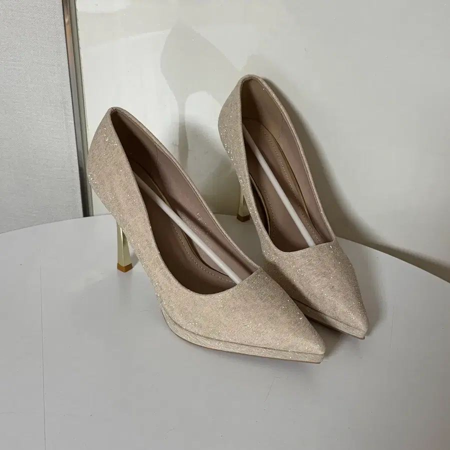 @새상품 245사이즈 10cm 베이지 글리터 가보시 하이힐 구두