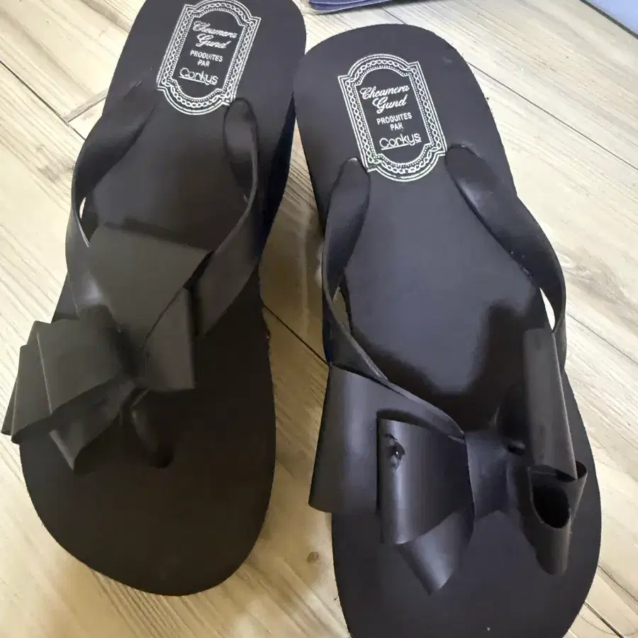 새상품 블랙 리본 통굽 쪼리 240 완전급처