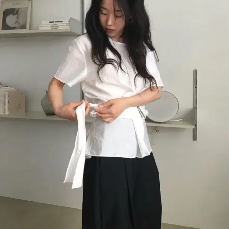 미닝아웃) 샌더 랩 블라우스 화이트