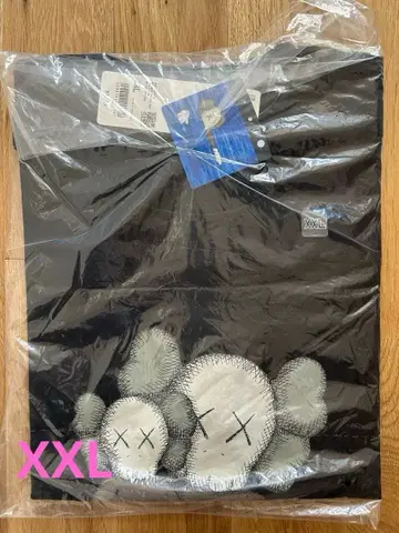 [ 2XL 미사용 새상품 ] 유니클로 kaws 티셔츠