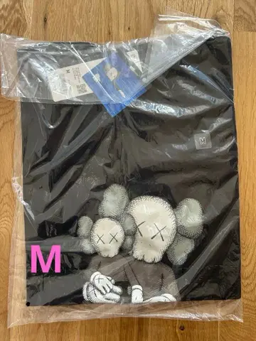 [ M 사이즈 미사용 새상품 ] 유니클로 kaws 티셔츠