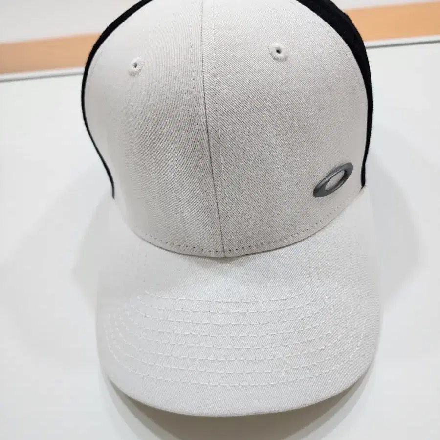 오클리 모자 블랙/화이트