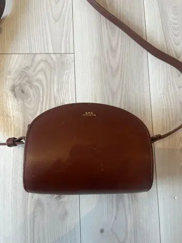 A.P.C. 하프문 숄더백 브라운