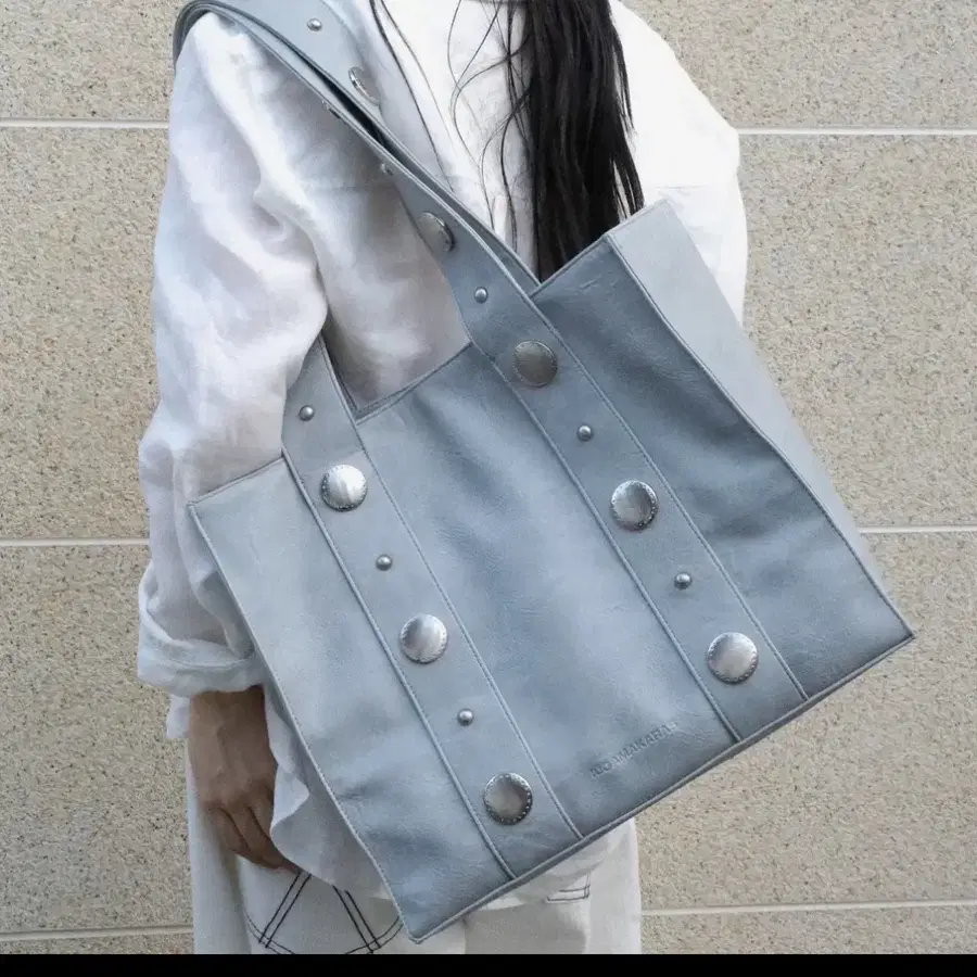 새상품 이우가마카라스 스터드쇼퍼백