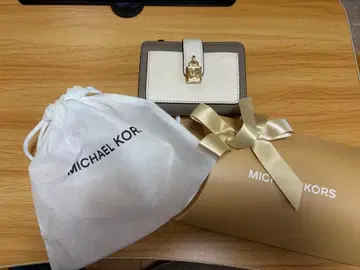 MICHAEL KORS 이단 접이식 지갑