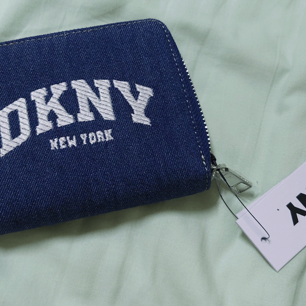 DKNY 로고 데님 반지갑