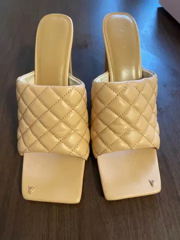 YELLO 퀼팅 샌들 뮬 베이지