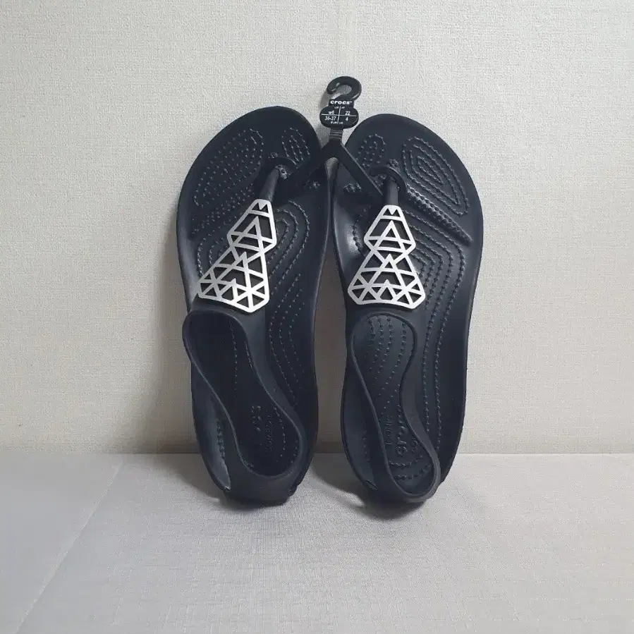크록스 세레나 엠벨리쉬 샌들 블랙 실버 230mm