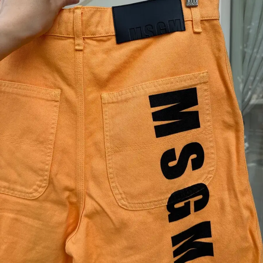 MSGM 네온 오렌지 카펜터 버뮤다 48