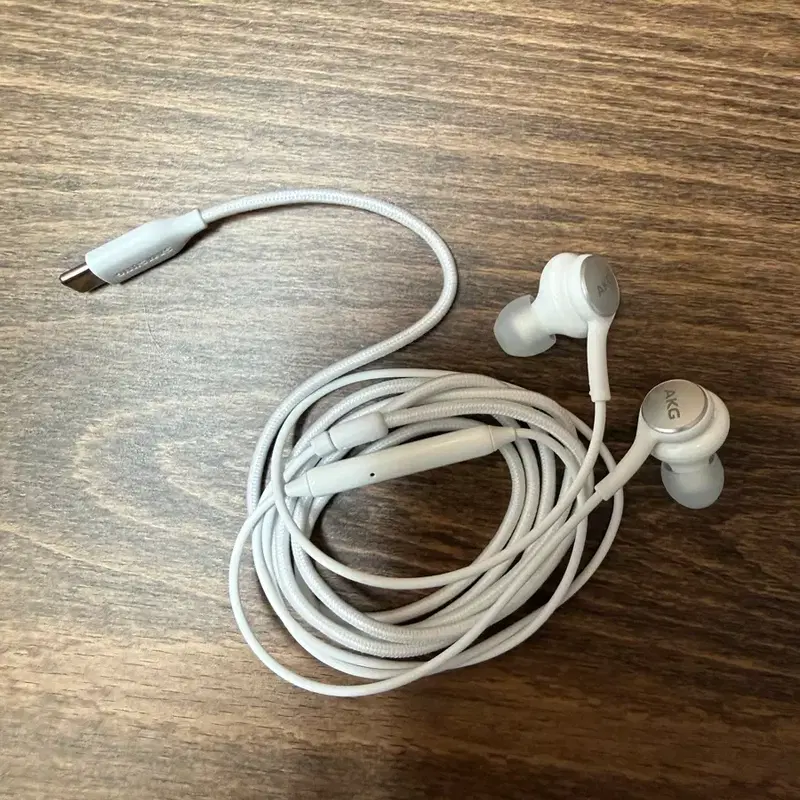 AKG 유선 이어폰 화이트 C타입