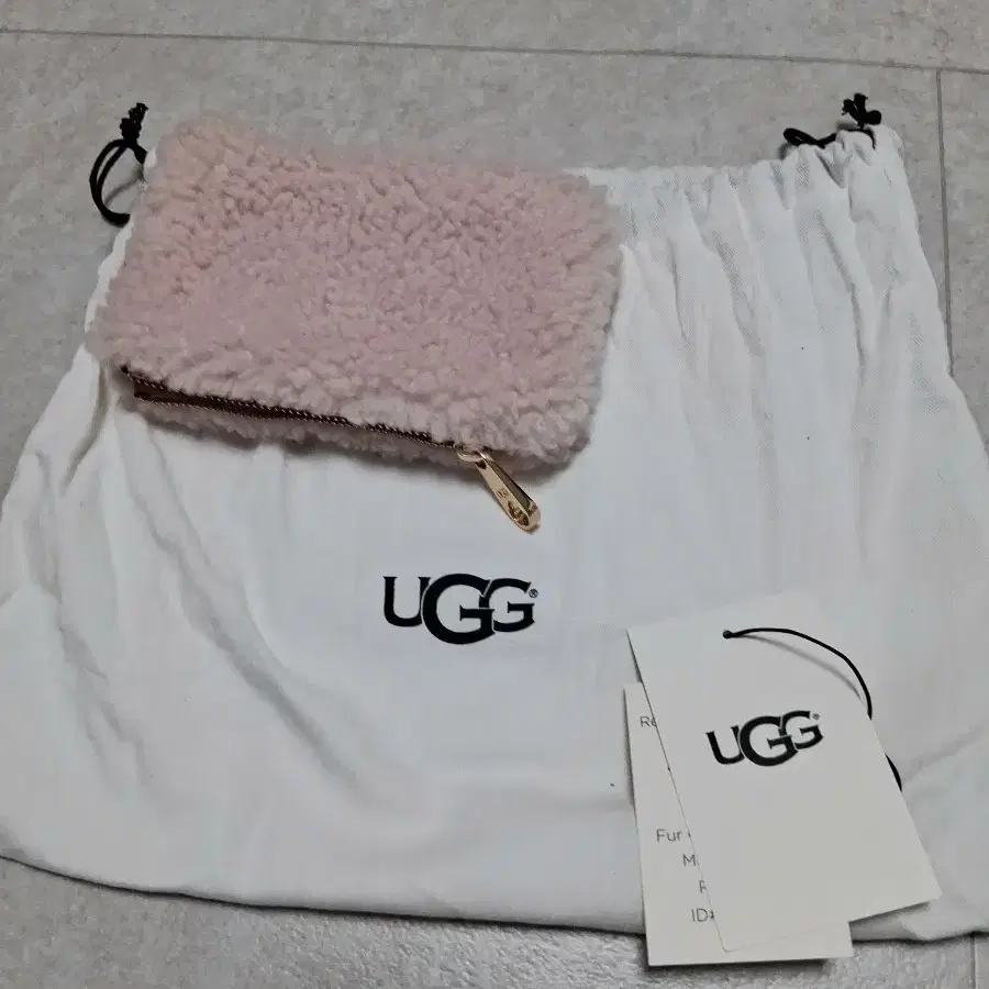 새사품 ugg 어그 핑크 뽀글이 파우치