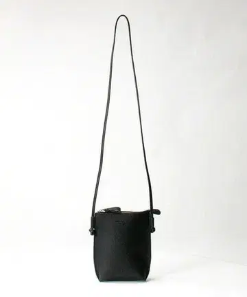 BY 포름 지퍼 파우치 숄더백 BLACK