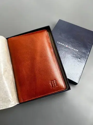 TOMMY HILFIGER 이단 접이식 지갑 브라운 가죽